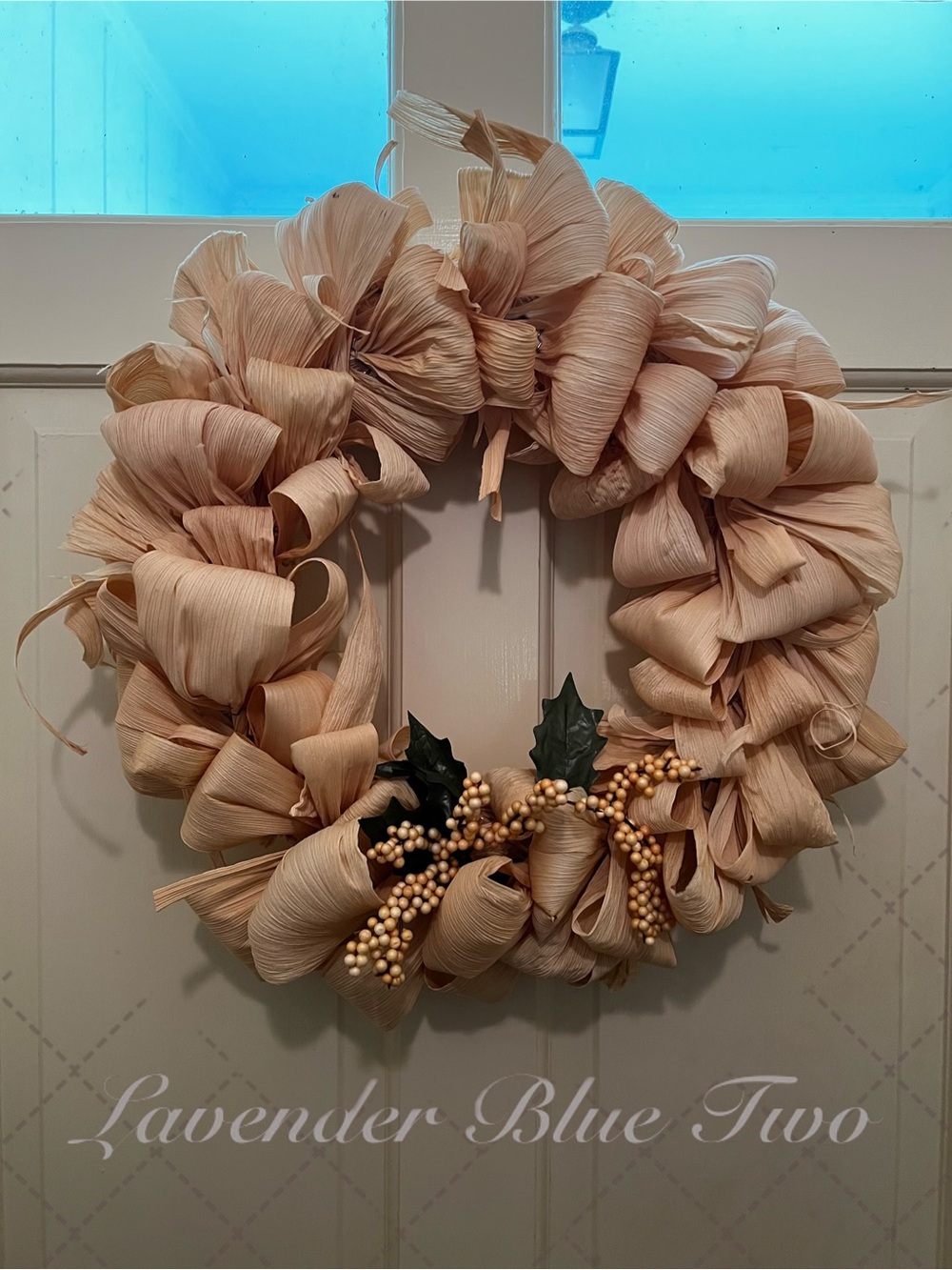 HANDMADE Natural Curled Cornhusk with Decorative 20” Wreath with  Berries & Ivy